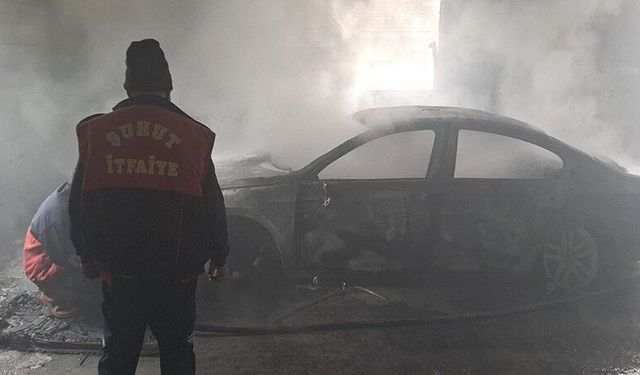 Otomobil yangını mahalleyi alarma geçirdi