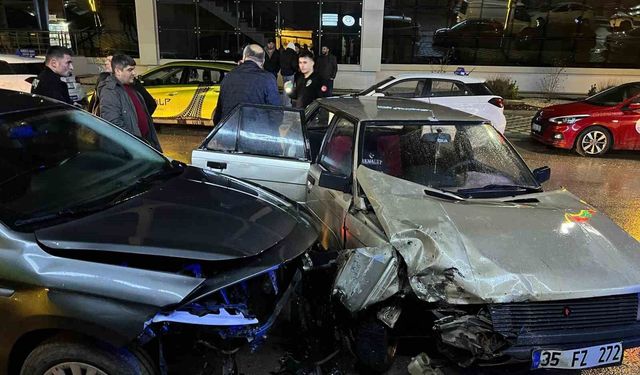 Otomobiller kafa kafaya geldi