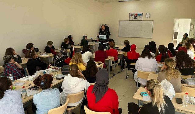 Polisten vatandaşlara uyuşturucuyla mücadele eğitimi