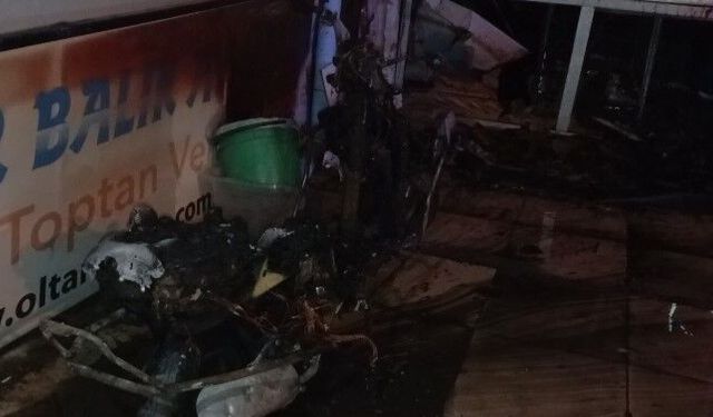 Sabah saatlerinde çıkan yangın iş yerini küle çevirdi