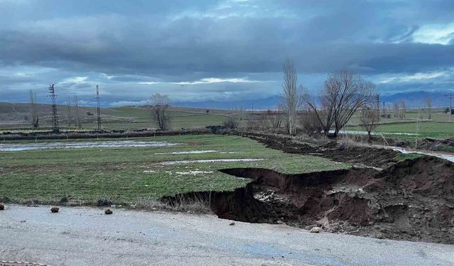 Yağmur sonrası yolda 4 metre derinliğinde çukur oluştu