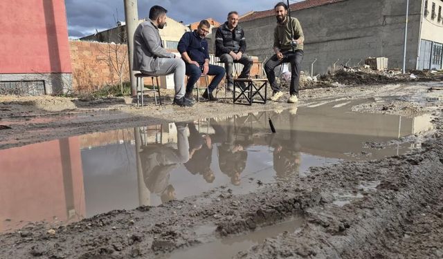 Kütahya'nın komşusunda bu da oldu: Göle dönen sokakta balık tuttular