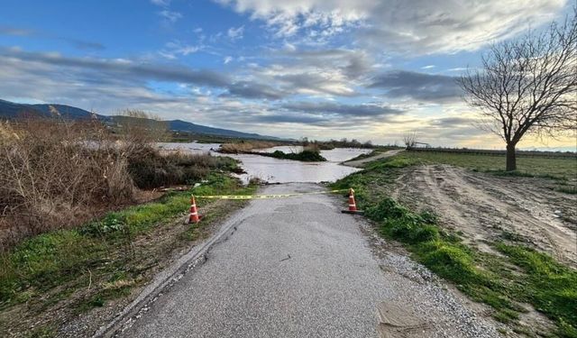Gediz Nehri taştı, köprü sular altında kaldı