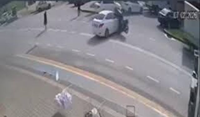 Bir anda oldu! Dönüş yapan otomobil motosikleti biçti