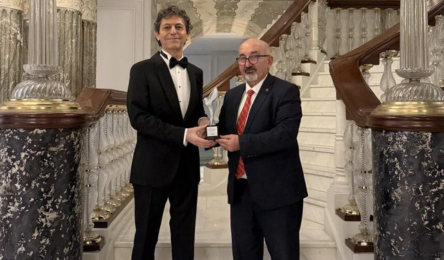 Akif Manaf’a Bir Barış Ödülü Daha: Dünyaca Ünlü Yazar Egeyön Barış Ödülünü Aldı