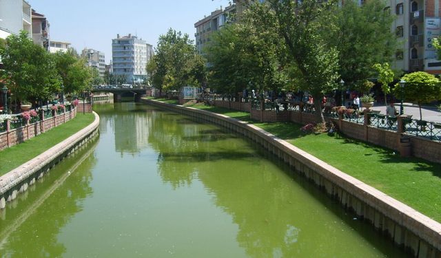Kütahyalıların sık ziyaret ettiği Porsuk'tan su temin edilemiyor