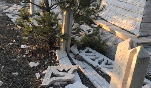 14 Mart Tıp Bayramı'nda Utandıran Görüntü: Tabip Yüzbaşı Hamdi Bey ve 158 Şehidimiz Unutuldu mu?