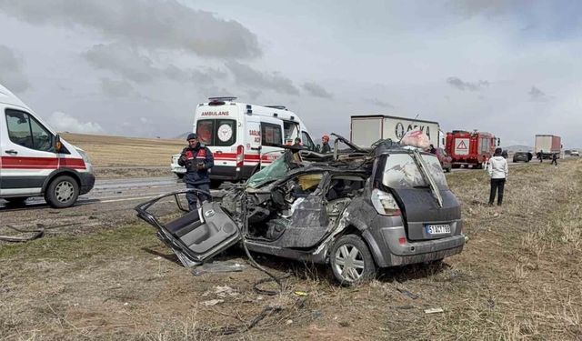Otomobil tıra çarptı, 16 yaşındaki genç hayatını kaybetti
