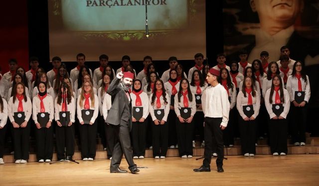 Kütahya’da gençler Mehmet Akif’i sahnede yaşattı