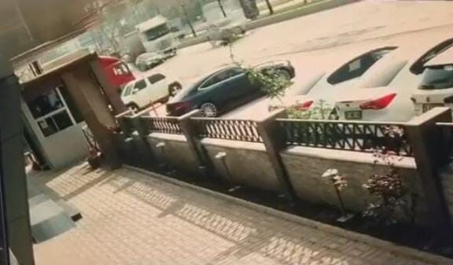 Bursa'da faciadan dönüldü: Tır otomobili metrelerce sürükledi