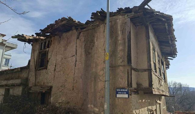 Hisarcık’ta metruk tarihi binalar endişe yaratıyor