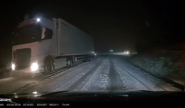 İnegöl karayolunda etkili olan kar yağışı sürücülere zor anlar yaşattı