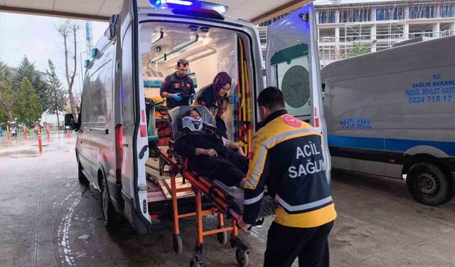 Kontrolden çıkan otomobil istinat duvarına çarptı: 4 yaralı