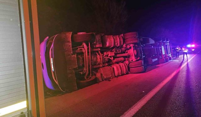 Kontrolden çıkan tır devrildi: Facia ucuz atlatıldı