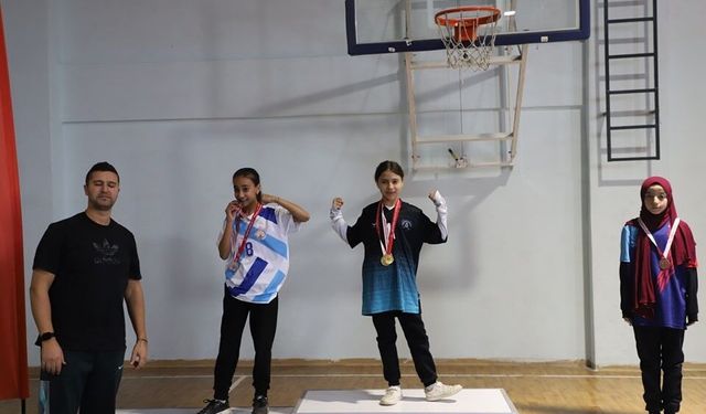 Kütahya’da bilek güreşi heyecanı: Küçükler il birinciliği tamamlandı