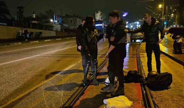 Su birikintisine giren motosikletli yere kapaklandı