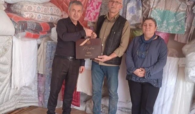 Tavşanlı’da 40 yılı aşkın esnafa plaket ve hediye takdimi