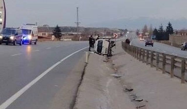 Trafik kazası: Hafif ticari araç refüje devrildi, 5 kişi yaralandı