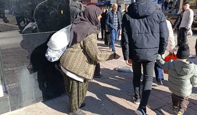 Kütahya’da pazar günü dilenci hareketliliği dikkat çekti