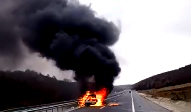 Kütahya’da korku dolu anlar: Araç alev aldı, 3 kişi son anda kurtuldu