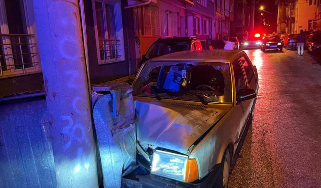 Kütahya'da Alkollü Sürücü Dehşeti: Araç Konteynere Girdi, 2 Yaralı!