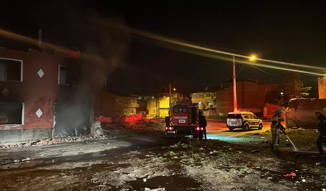 Kütahya’da Metruk Bina Alev Alev! Mahalle Alarmda