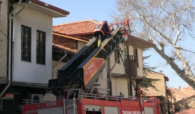 Kütahya'da yangın çıktı, hatalı park edilen araçlar itfaiyeye zor anlar yaşattı