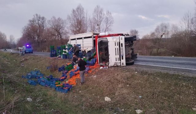 Kütahya'da pazarcı kamyoneti felakete takla attı: 3 yaralı