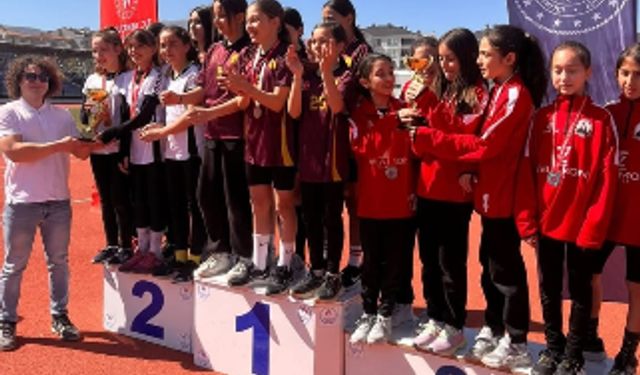 Şehitler Ortaokulu öğrencileri Kütahya atletizm yarışmalarına damga vurdu