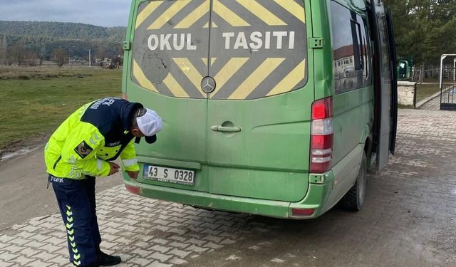 Kütahya’da okul servislerine sıkı denetim: Jandarma kuralları tek tek kontrol etti