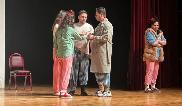 Kütahya’da kahkaha dolu gece: "Keçileri Kaçırıyorum” sahnede beğeni topladı