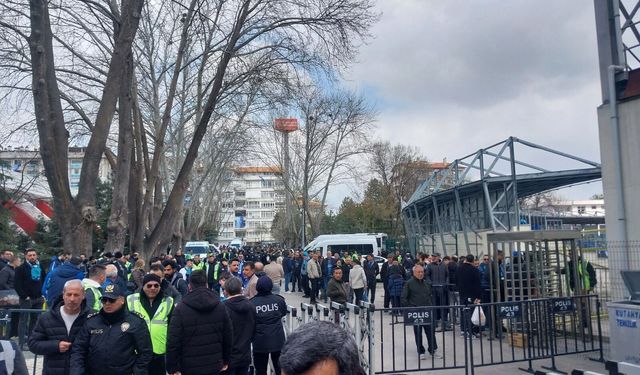 Maça saatler kala Kütahya kilitlendi: Dumlupınar’da mahşeri kalabalık