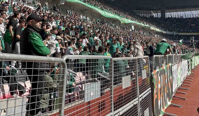 Bursasporlu taraftarların kavgasını polis ayırdı