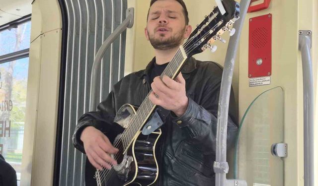 Genç müzisyen gitarıyla tramvayda konser verdi