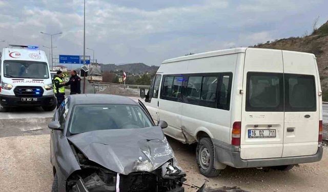Kontrolden çıkan otomobil dehşet saçtı: 3 kişi yaralandı