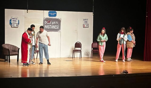 Kütahya’da kahkaha dolu gece: ‘Keçileri Kaçırıyorum’ sahnelendi