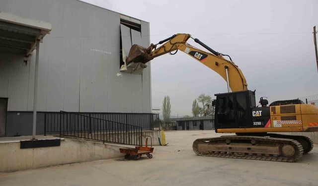 Nilüfer'de 4 bin metrekarelik kaçak depo yıkıldı