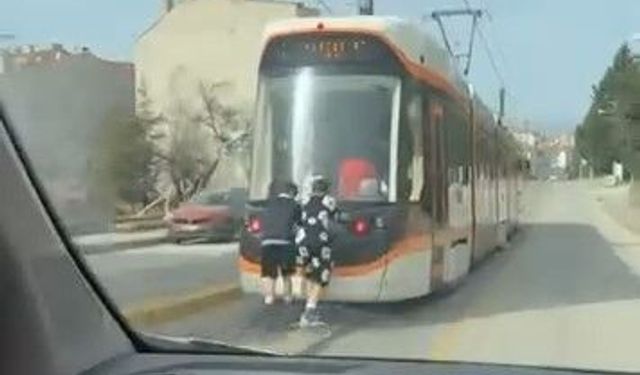 Yürekleri ağza getiren görüntü: Çocuklar tramvaya tutundu