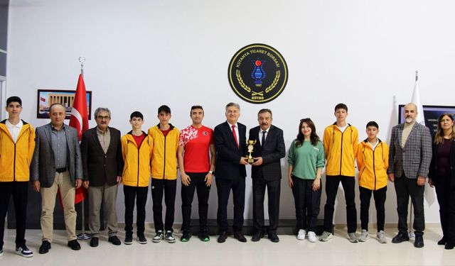 Kütahya’da genç sporculardan anlamlı ziyaret: Başarılarını paylaştılar