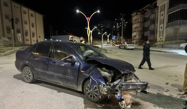 Kütahya'da çarpışan araçlar hurdaya döndü, kavşakta kan aktı: 2 yaralı