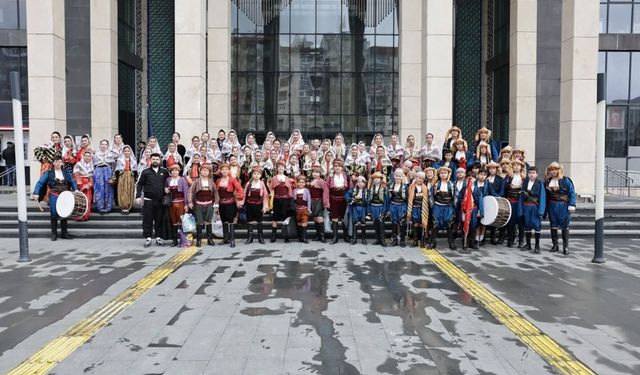 Kütahya'da geleneksel halk oyunları izleyicileri büyüledi