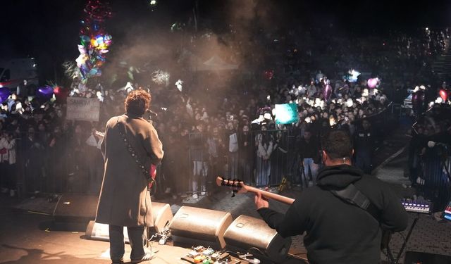 Tavşanlı'da Mavi Gri konseri bayram kutlamalarına damga vurdu