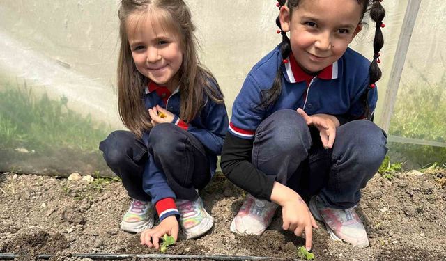 Altıntaş’ta çocuklara üretim bilinci: Fideler minik ellerle dikildi