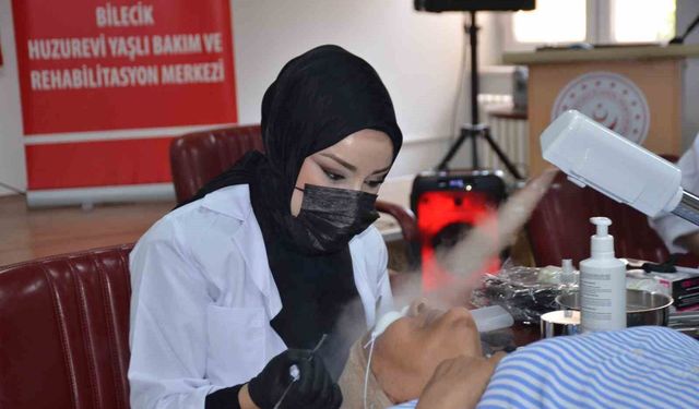 Anneler Günü’nde huzurevi sakinlerini duygulandıran ziyaret