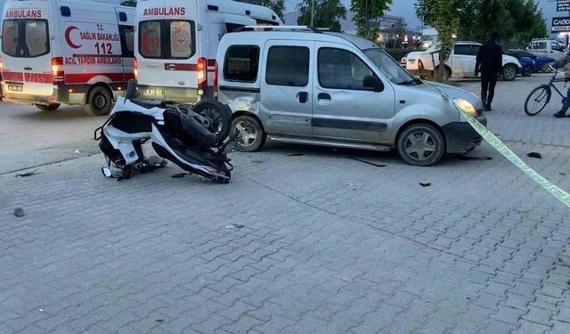 Hafif ticari araçla çarpışan motosikletteki 2 kişi yaralandı