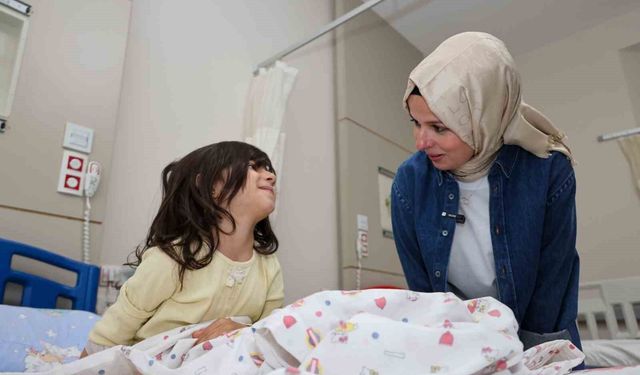Hastanede tedavi gören çocuklarla sevindiren hediyeler