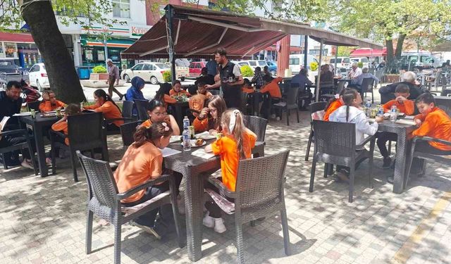 Hisarcık’ta sıra dışı etkinlik: Kahvehane önünde kitap okudular
