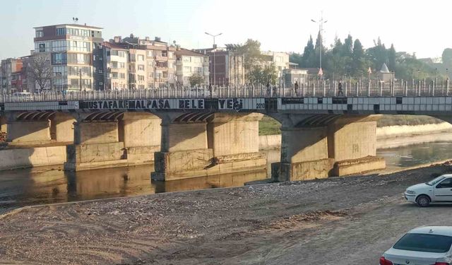 İlçenin Göbeğindeki Bu Görüntü Tepki Çekiyor! Aylar Geçti, Kimse Dokunmadı