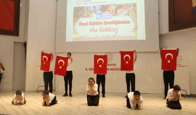 Kütahya’da özel öğrenciler için anlamlı şenlik: Renkli görüntüler oluştu