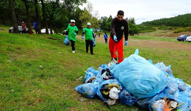 Kütahya’da yangın riskine karşı dikkat çeken etkinlik: Tavşanlı’da çevre temizliği